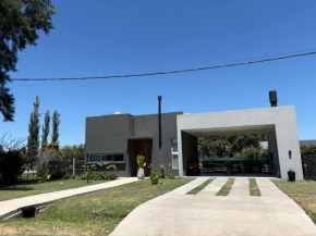 Moderna casa con pileta en barrio privado